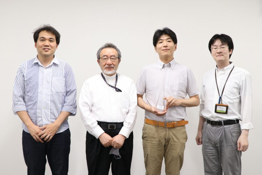 早川講師らに岡山理科大学 プロジェクト合同研究成果 報告会「学長特別賞」の記念品が授与されました。 岡山理科大学獣医学部